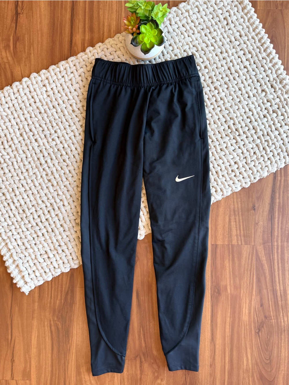 Nike | Women’s ThermaFit Essentials 7/8 Running Pants | Black | X-Small